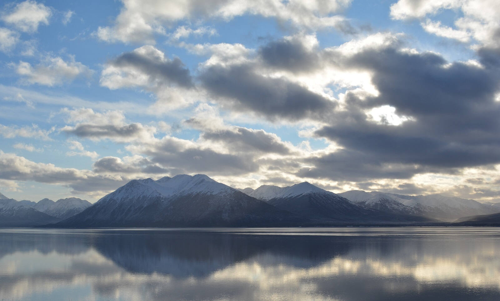 turnagain arm tour lake and mountain with clouds
